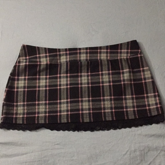 Plaid mini skirt w lace trim - Picture 1 of 6